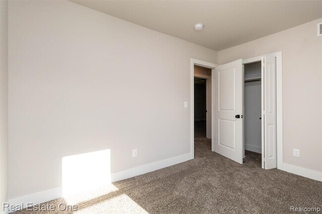 Building Photo - 5485 Hammersmith Dr