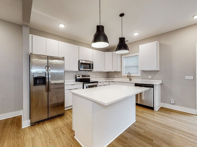 Building Photo - 308 S Walnut Ave