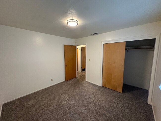 Building Photo - Charming Cascade Shores Retreat 2/1 1,000 ...