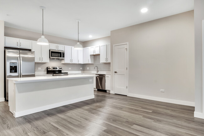 Building Photo - 8940 Willow Glen Dr