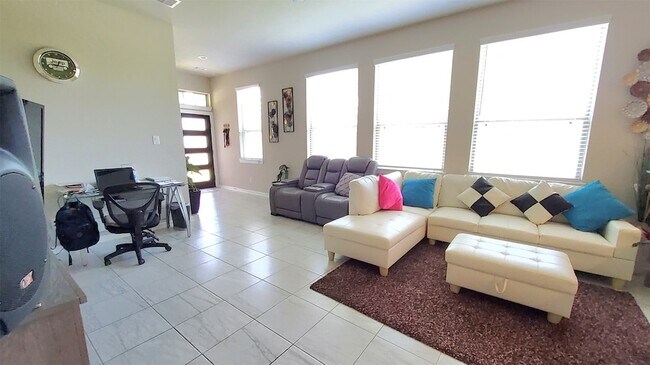 Building Photo - 305 Rise Ln