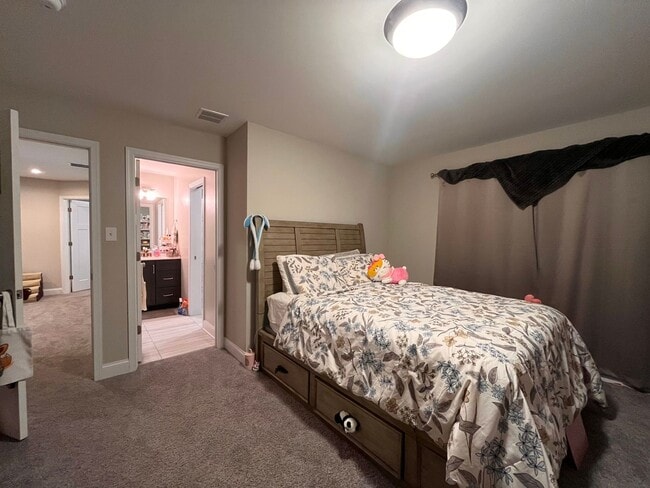 Building Photo - 4 Bedroom, 3.5 Bathroom Townhouse