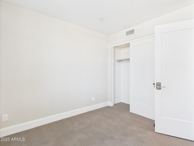 Building Photo - 4816 N Woodmere Fairway