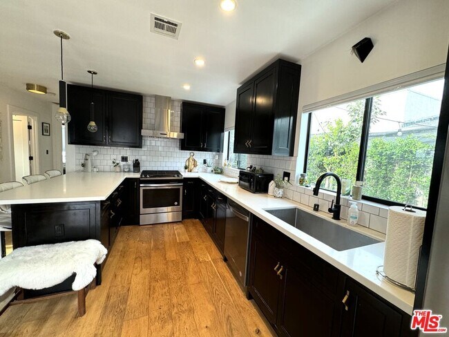 Building Photo - 2241 1/2 Harwood St