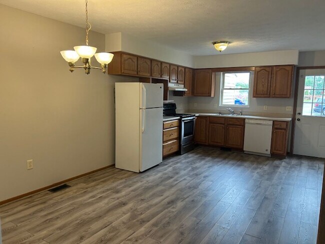 Building Photo - 2 Bedroom, 1 1/2 Bath 1500 sq. ft. Townhom...