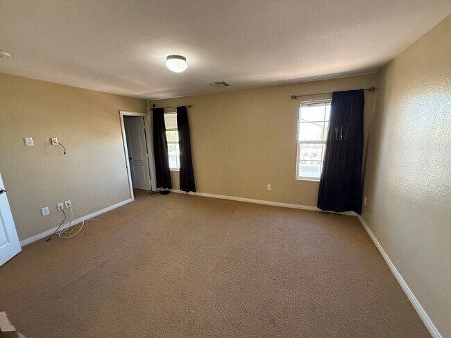 Building Photo - Beautiful 2-Story Townhome in Gated Area w...