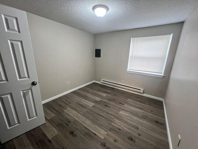 Building Photo - 2 Bedroom 1 Bathroom Apartment!