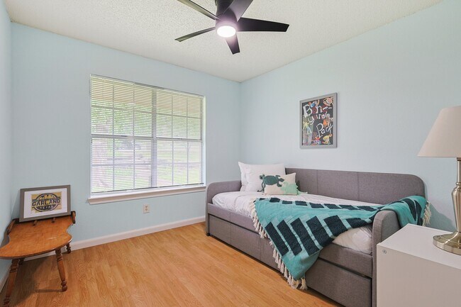 Building Photo - 2502 High Hollow Dr