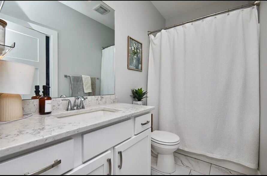 Building Photo - 2700 Yordi Dr