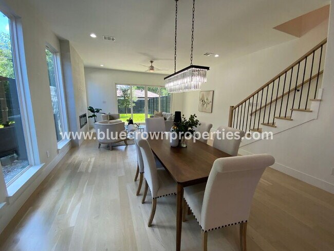 Building Photo - 807 S Glasgow Dr