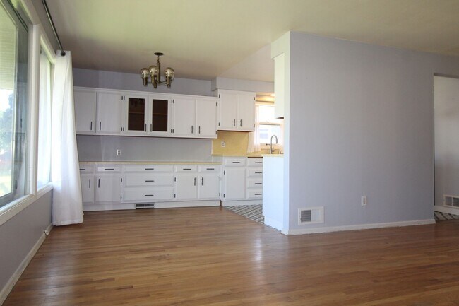Building Photo - 3123 W Bismark Ave