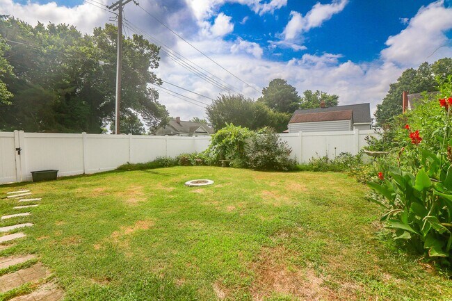Building Photo - Stunning home rental in Portsmouth!