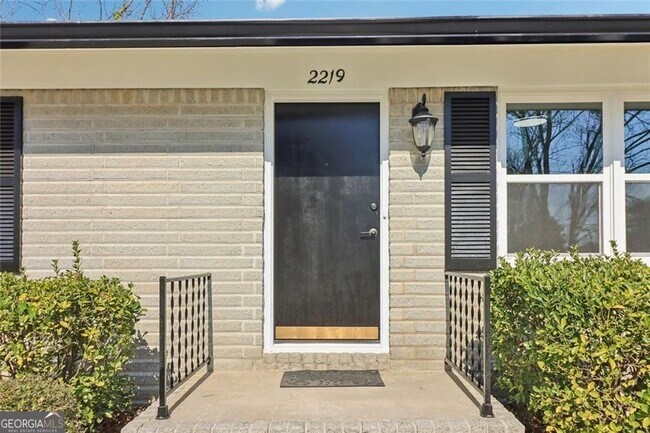 Building Photo - 2219 Lisa Dr SE