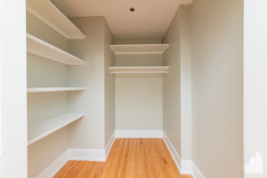 Building Photo - 1122 W Addison St