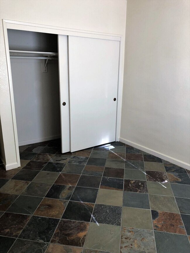 Building Photo - AVAILABLE NOW  $600 first month