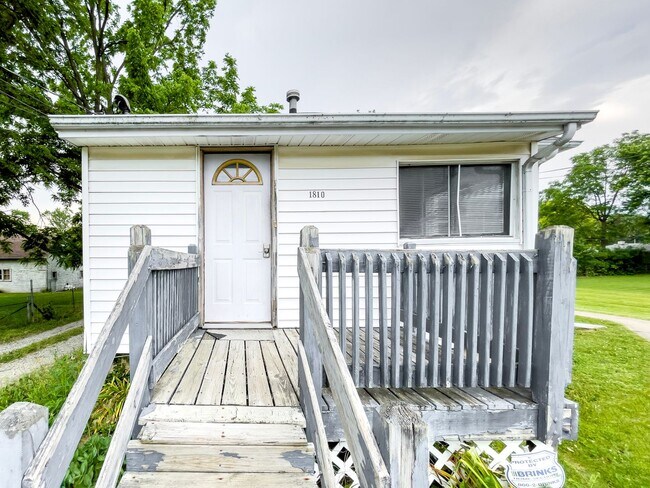 Building Photo - 1810 E 6th St