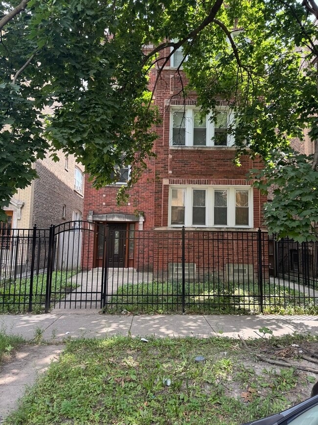 Building Photo - 6327 N Francisco Ave