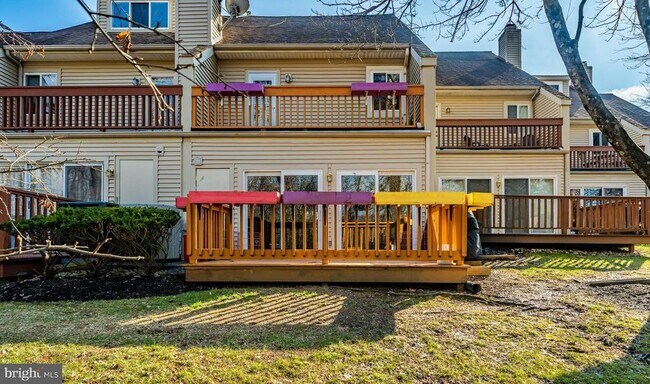 Building Photo - 227 Carriage Ct