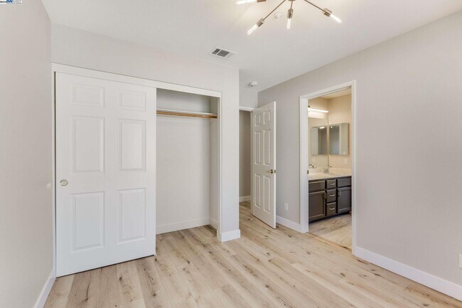 Building Photo - 4579 Mangrove Dr