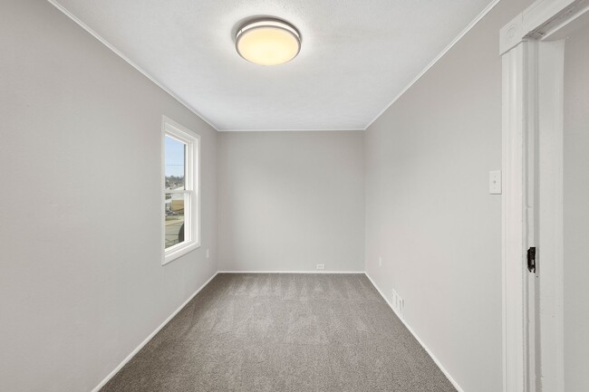 Building Photo - SCORE 1ST MONTH'S RENT FREE IF SIGNED BY DEC 24! Beautiful 2 bedroom home in Coraopolis available...