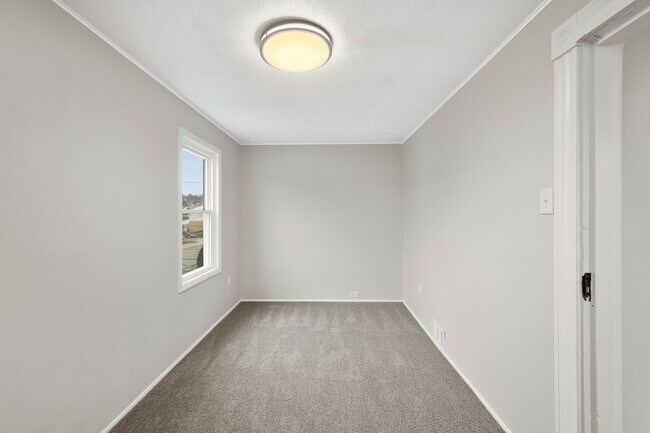 Building Photo - SCORE 1ST MONTH'S RENT FREE IF SIGNED BY JAN 9! Beautiful 2 bedroom home in Coraopolis available ...