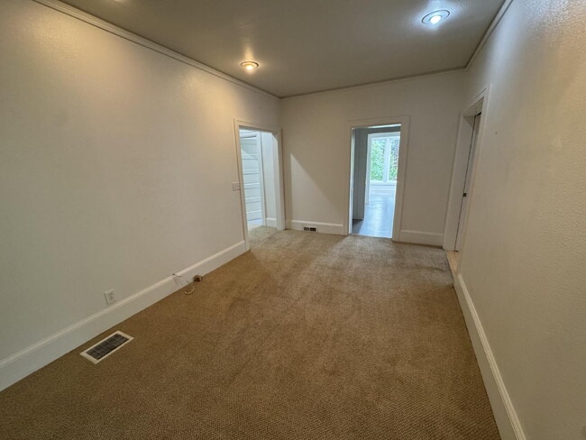 Building Photo - Spacious 2bed Plus Office, Single-level in Waverly Heights