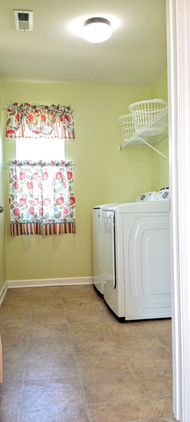 Building Photo - 1006 Collington Dr