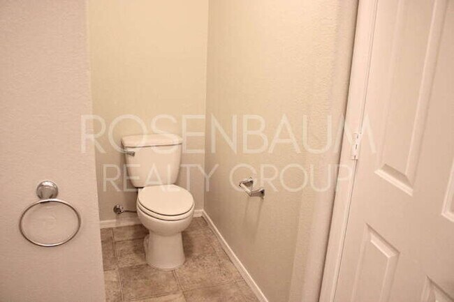 Building Photo - Gorgeous 5-bedrooms, 3-baths home in Super...