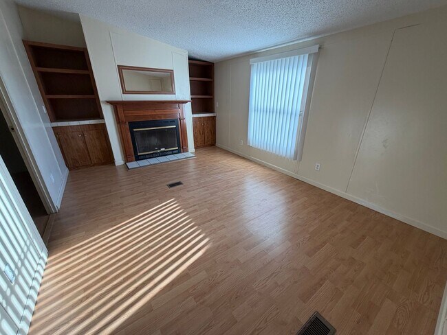 Building Photo - AVAILABLE NOW!