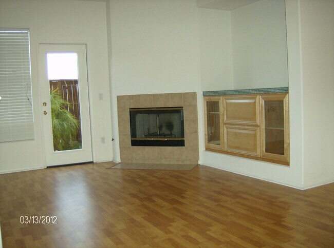 Building Photo - Spacious Three Bedroom Townhouse with Atta...