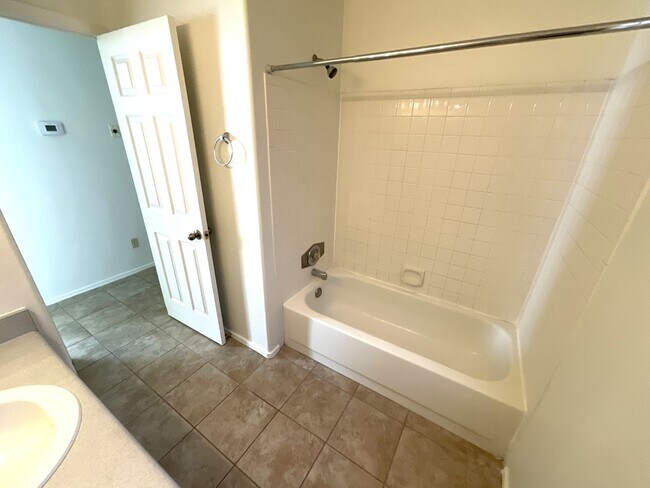 Building Photo - Convenient Eastside location on cul-de-sac