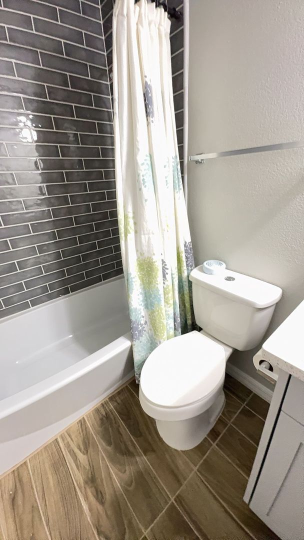 Building Photo - Beautifully  3-bedroom, 2-bath unit located in the desirable Venetian Palms community in Fort Mye...