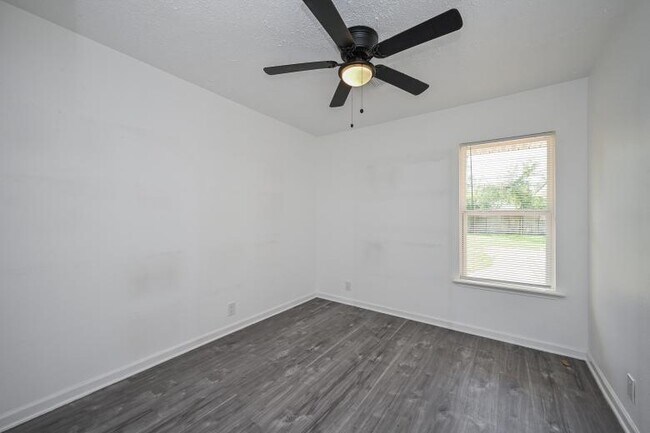 Building Photo - 5233 W 43rd St