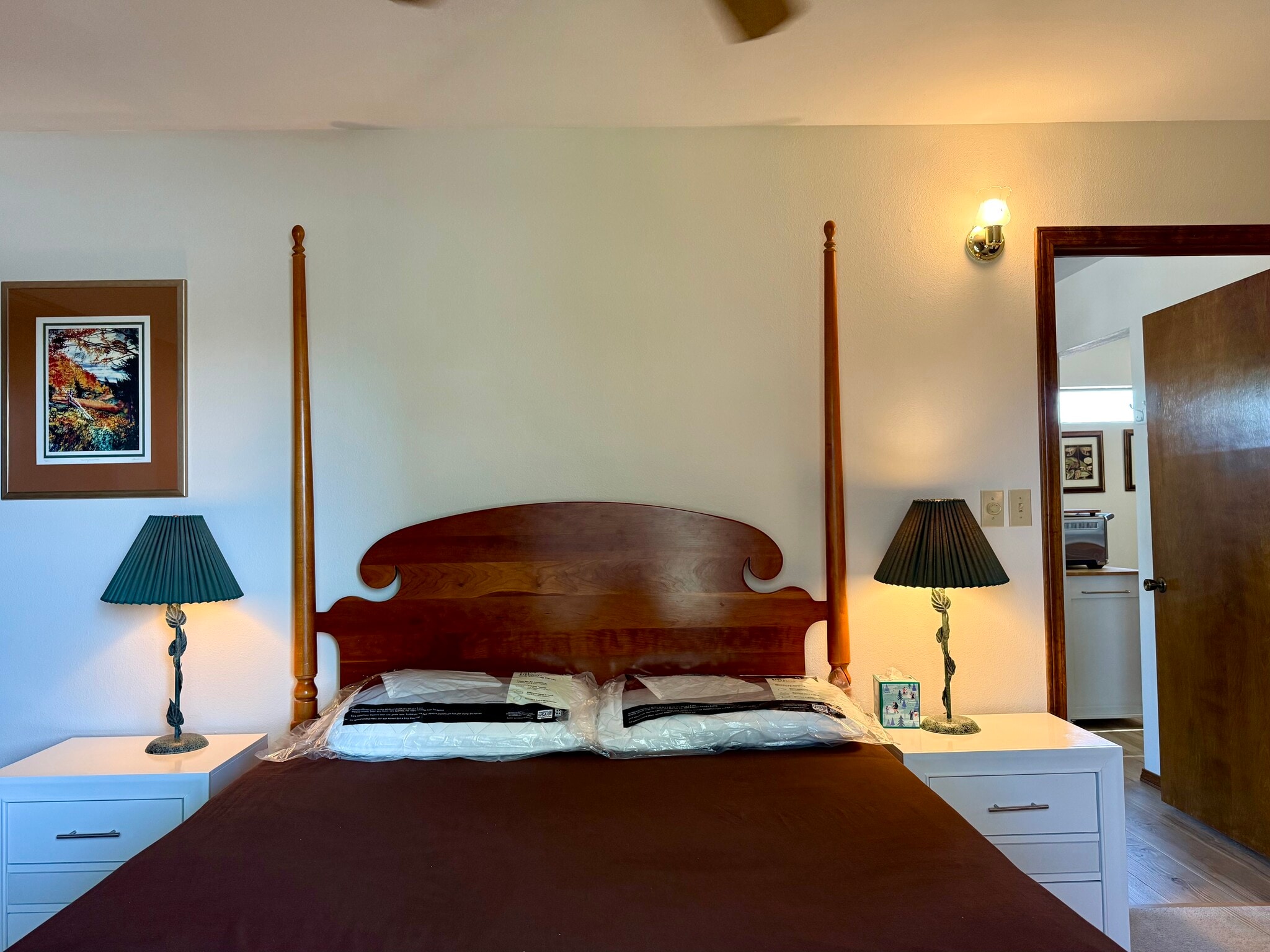 Queen bed w/ Tempurpedic - 2715 Sheridan St NW