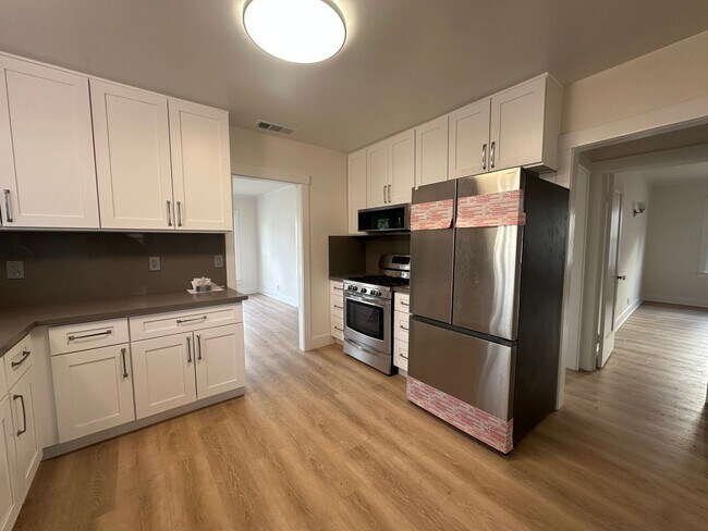 Building Photo - East Side Charming Home