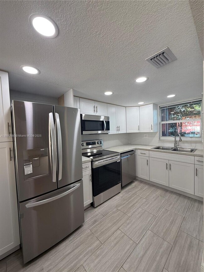 Building Photo - 9353 Fontainebleau Blvd