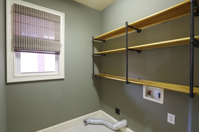 Building Photo - Gorgeous Three Bedroom Home!