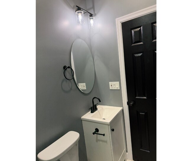 Building Photo - 427 S Augusta Ave