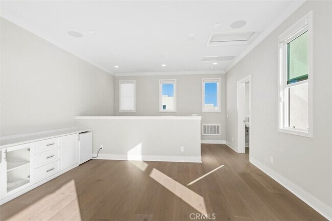 Building Photo - 157 Novel