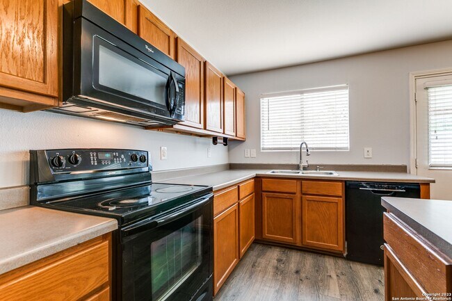 Building Photo - 3 BEDROOM 2.5 BATH House for Lease