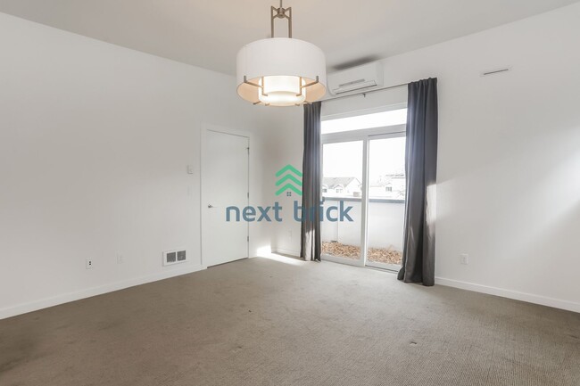 Building Photo - A beautiful 3 bed and 2 bathroom house for rent