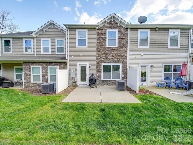 Building Photo - 5657 Tipperlinn Way