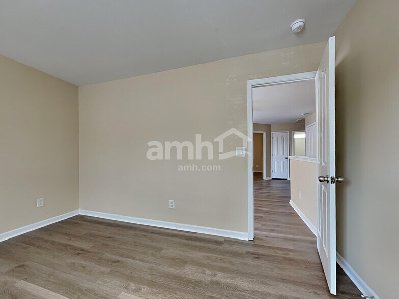 Building Photo - 533 Wrayhill Dr