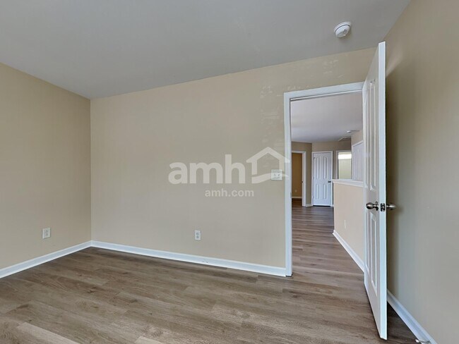 Building Photo - 533 Wrayhill Dr