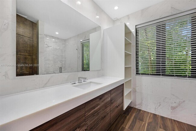 Building Photo - 8112 Los Pinos Cir