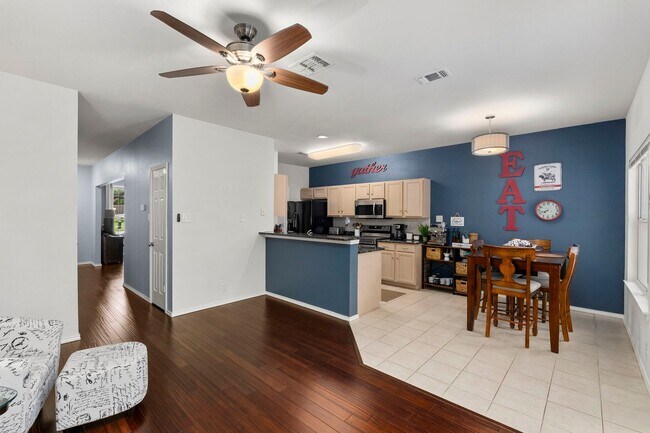 Building Photo - Stylish Townhome Living in Oak Creek