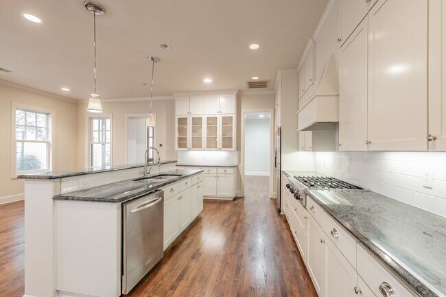 Building Photo - Beautiful Monticello Town Home!!!