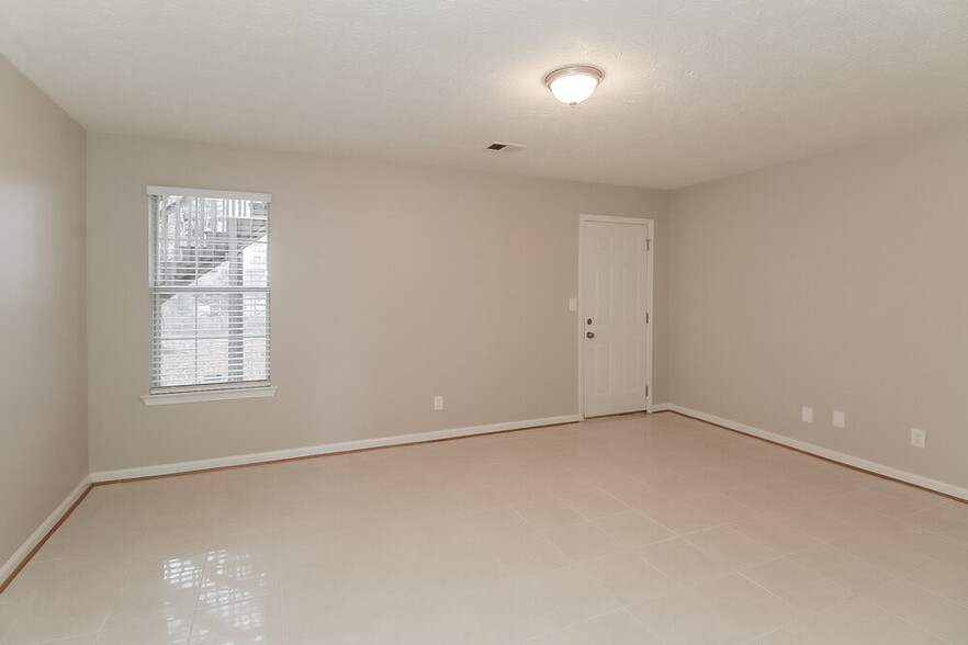 Building Photo - 691 River Valley Dr