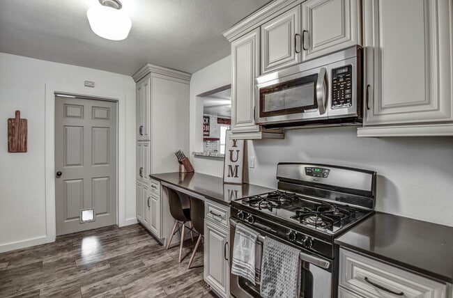 Building Photo - 2 Bd 2 Ba + Guest House with Fully Furnish...