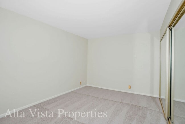 Building Photo - Villa La Jolla Dr 8840-204
